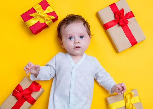 Tatil hediye ile küçük bebek — Stok fotoğraf