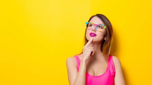 Menina em um terno de banho de uma peça rosa — Fotografia de Stock