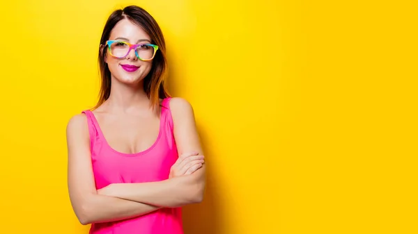 Menina em um terno de banho de uma peça rosa — Fotografia de Stock