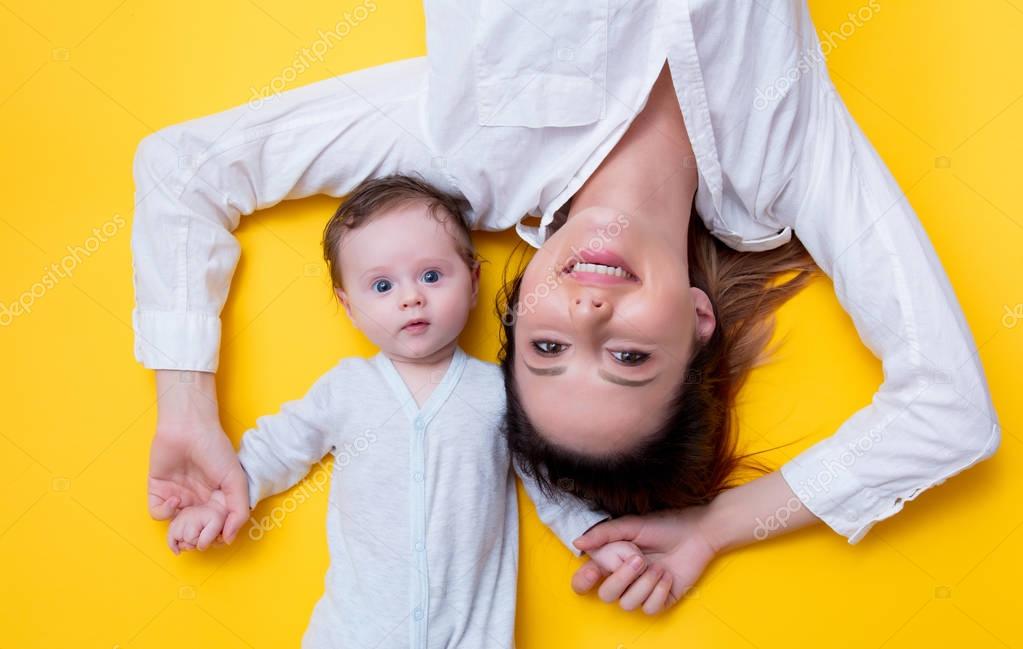 ребёнок в жёлтом. малыш желтый. малыш желтый. новорожденный малыш в желтом. младенец в желтом.