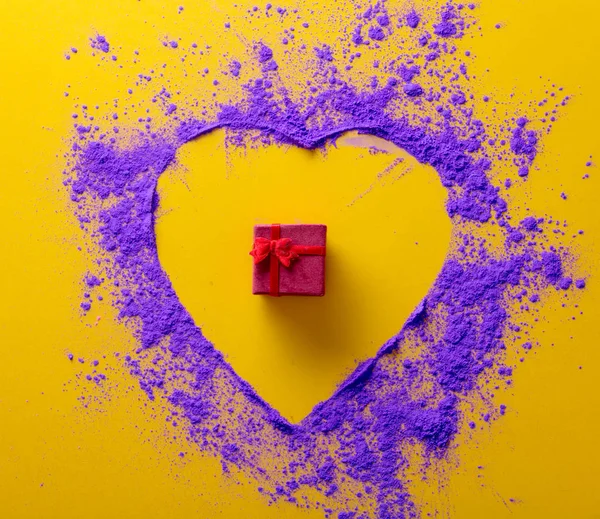 Pink and purple paint and gift box — Stock Photo, Image