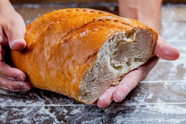 Pão assado sem glúten em mãos de padeiro — Fotografia de Stock