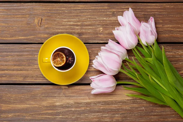 Kopje Engelse thee met lente tulpen — Stockfoto