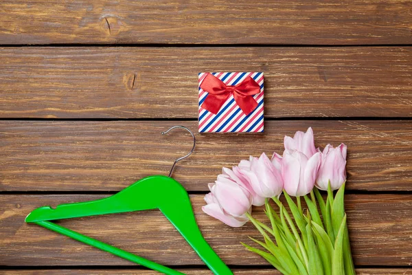 Tulips and gift box with hanger — Stock Photo, Image