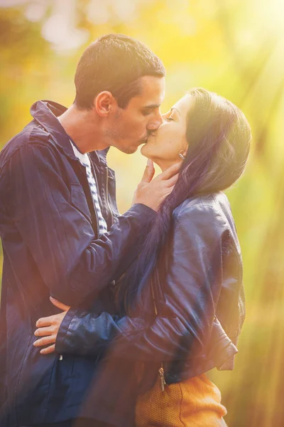 Jong paar in liefde zoenen — Stockfoto