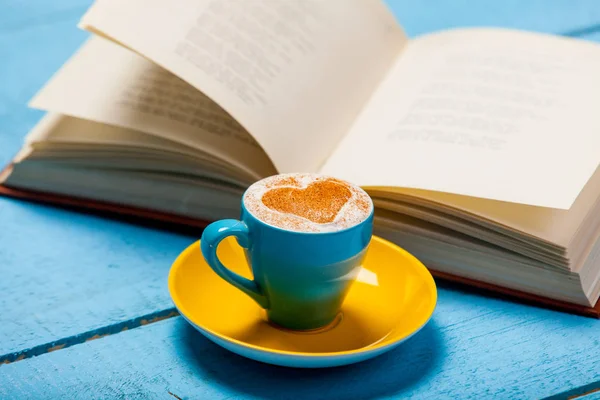 Tasse Cappuccino mit Buch — Stockfoto