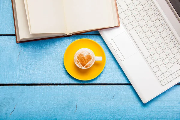 Cappuccino making with love and laptop computer — Stock Photo, Image