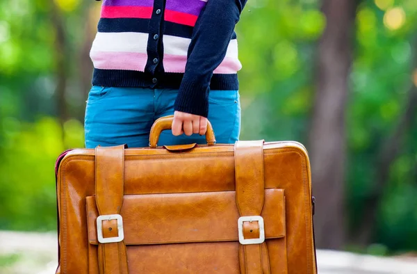 Młoda Nastolatka girt z walizka w parku — Zdjęcie stockowe