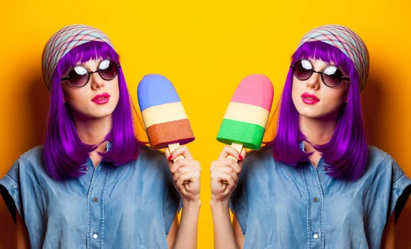 Giovane ragazza con capelli viola e giocattolo gelato — Foto Stock