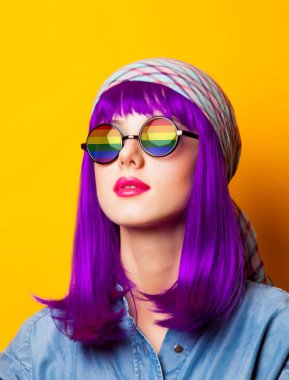 Genç kız mor saçlı ve gökkuşağı suglasses üzerinde 