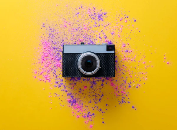 ピンクと紫の塗料やビンテージ カメラ — ストック写真