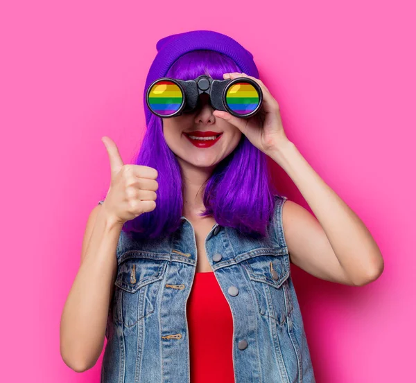 Ragazza con i capelli viola e con binocolo — Foto Stock