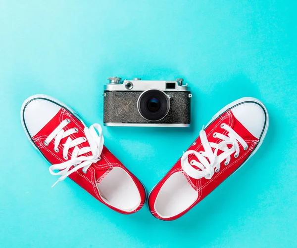 Red gumshoes and camera — Stock Photo, Image