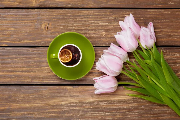 Kopje Engelse thee met lente tulpen — Stockfoto