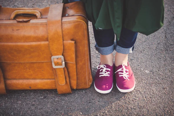 Pie de niña en zapatos de goma con bolsa de viaje — Foto de Stock