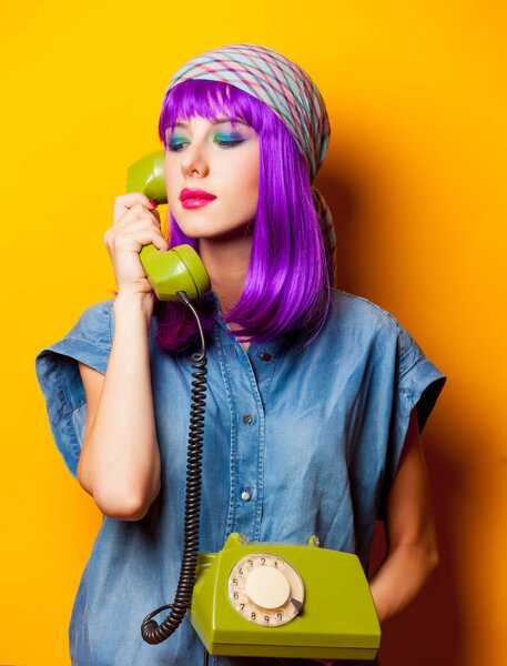 Девушка с фиолетовыми волосами и винтажным телефоном
