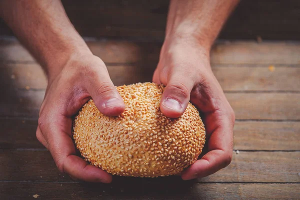 Glutenfrei gebackenes Brot in Bäckerhänden — Stockfoto