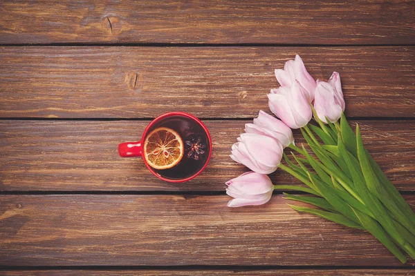 Cup of english tea with spring tulips — Stock Photo, Image