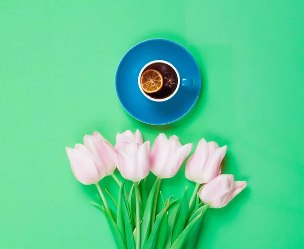 Taza de té inglés con tulipanes de primavera — Foto de Stock