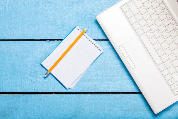 Note and white laptop computer — Stock Photo, Image