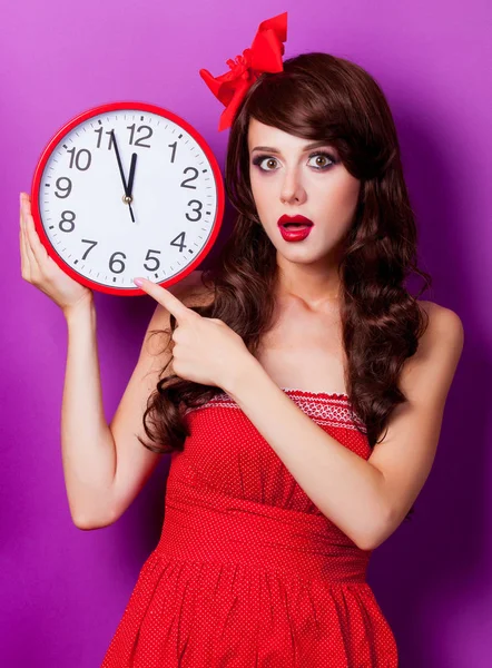 Chica en vestido rojo con esfera de reloj enorme cara —  Fotos de Stock