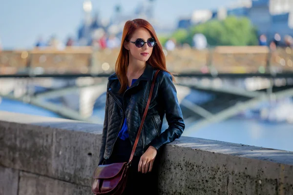 Menina em óculos de sol nas ruas parisienses — Fotografia de Stock