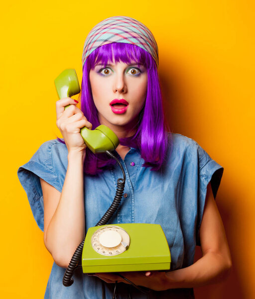 Девушка с фиолетовыми волосами и винтажным телефоном

