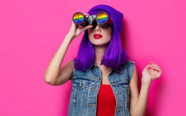 Dívka s fialovými vlasy a s dalekohledem — Stock fotografie