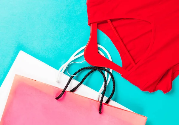 Красная вешалка и платье с сумочками — стоковое фото
