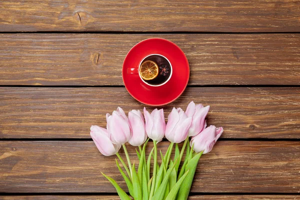 Cup of english tea with spring tulips — Stock Photo, Image