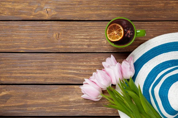 Tazza di tè inglese con tulipani primaverili e cappello — Foto Stock