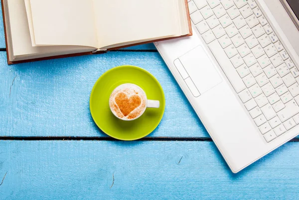 Cappuccino making with love and laptop computer — Stock Photo, Image