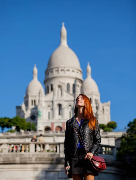 Девушка рядом с базиликой Святого Сердца Парижа — стоковое фото