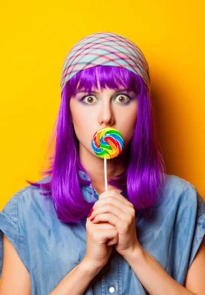 Jovem com cabelo roxo e pirulito — Fotografia de Stock