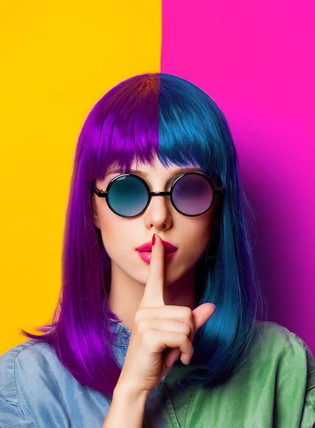 Девушка в фиолетовых волосах и солнцезащитных очках — стоковое фото