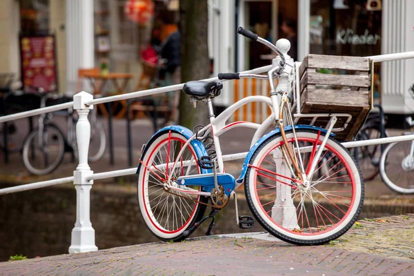 Bike sulle strade di Amsterdam, Paesi Bassi — Foto Stock