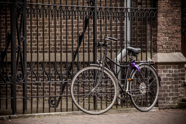 Bike on Amsterdam streets, Netherlands — Stock Photo, Image