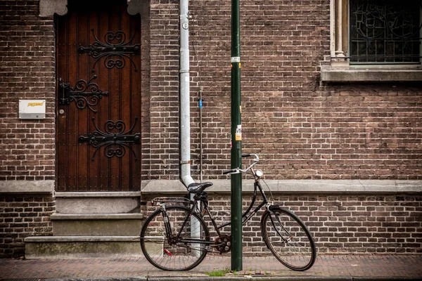自行车在阿姆斯特丹街道, 荷兰 — 图库照片
