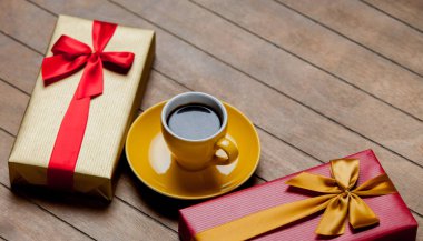 Kahve ile hediye kutusu ahşap arka plan üzerinde 