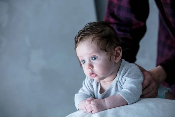 Pequeño niño acostado en el fitball —  Fotos de Stock