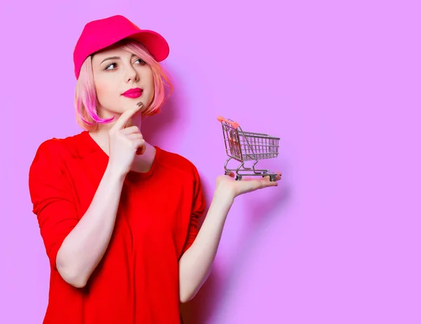 ショッピングカートを持つ若い女性 — ストック写真