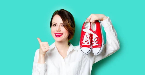 Junge Frau mit Gummischuhen — Stockfoto