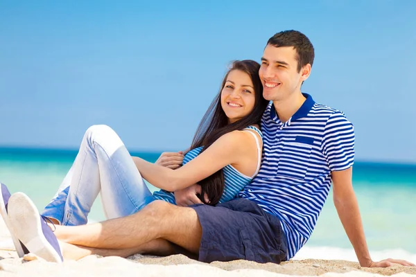 In love couple on the sea beach in summertime. — Stock Photo, Image