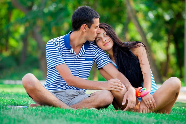 Jovens apaixonados casal com roupas azuis — Fotografia de Stock