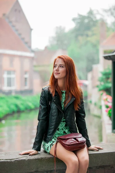 Jovem ruiva descansar na rua em Brugge — Fotografia de Stock