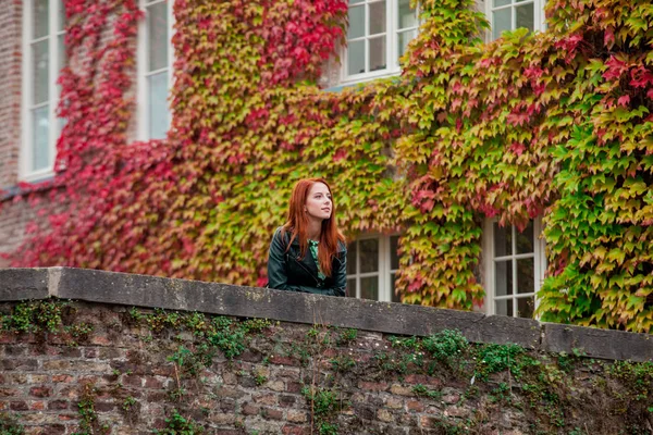 Giovane rossa ragazza riposo per strada a Brugge — Foto Stock