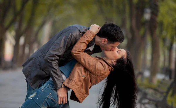 Pareja joven besándose en la calle en primavera — Foto de Stock