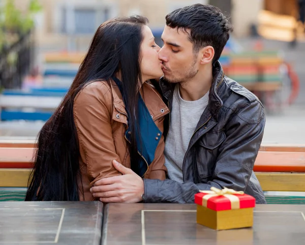 Jovem dando um presente como a uma jovem — Fotografia de Stock