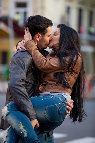 Jovem casal beijando na rua na primavera — Fotografia de Stock