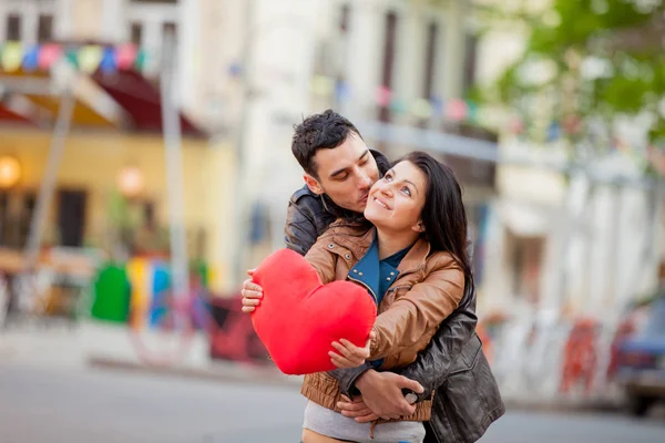 Jovem casal com forma de coração brinquedo beijando — Fotografia de Stock